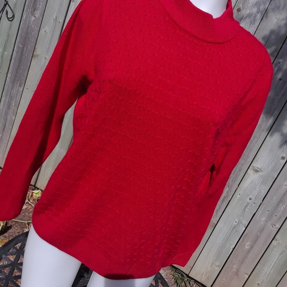 Size M petite red turtleneck sweater - Picture 7 of 9